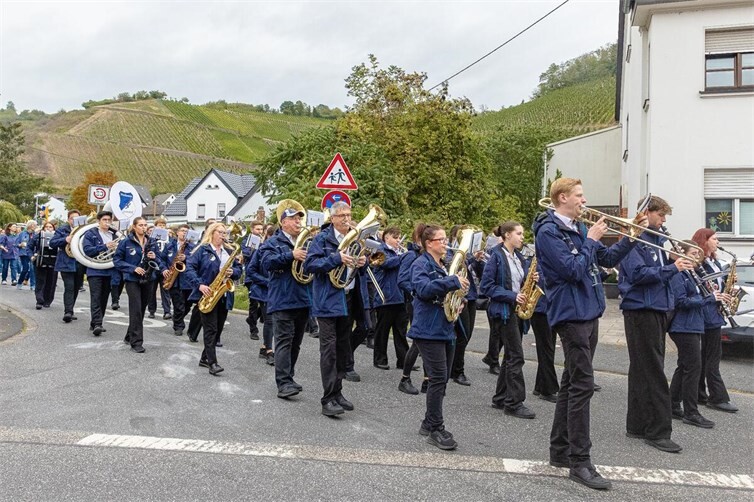 Musikverein Blau-Weiß Leutesdorf begeistert beim Winzerfest mit moderner Blasmusik Der Musikverein biegt in Marschformation auf die Hauptstraße ein.